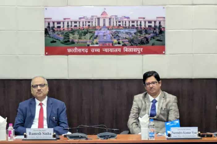 Ramesh Sinha (L), CJ of Chattisgarh HC.